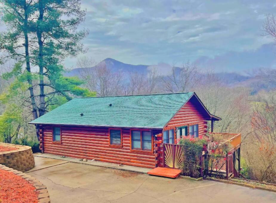 Wandering Bear Cabin w/ Hot Tub & Mountain Views!
