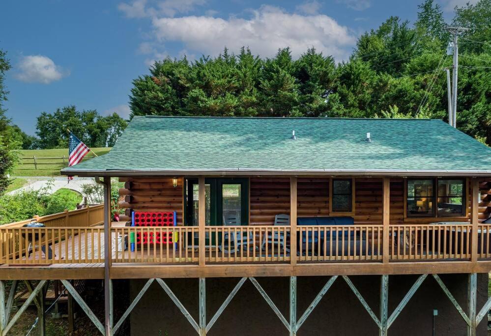 Wandering Bear Cabin w/ Hot Tub & Mountain Views!