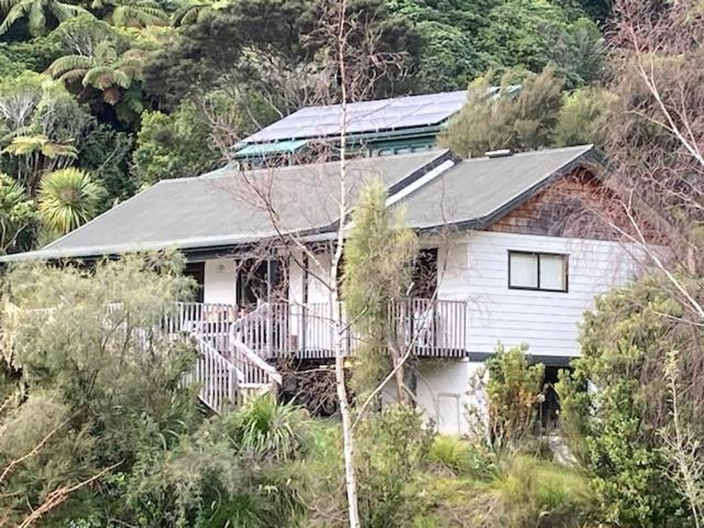 Waikawa Bay bach with spectacular views view 3