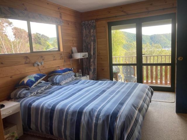 Waikawa Bay bach with spectacular views view 5