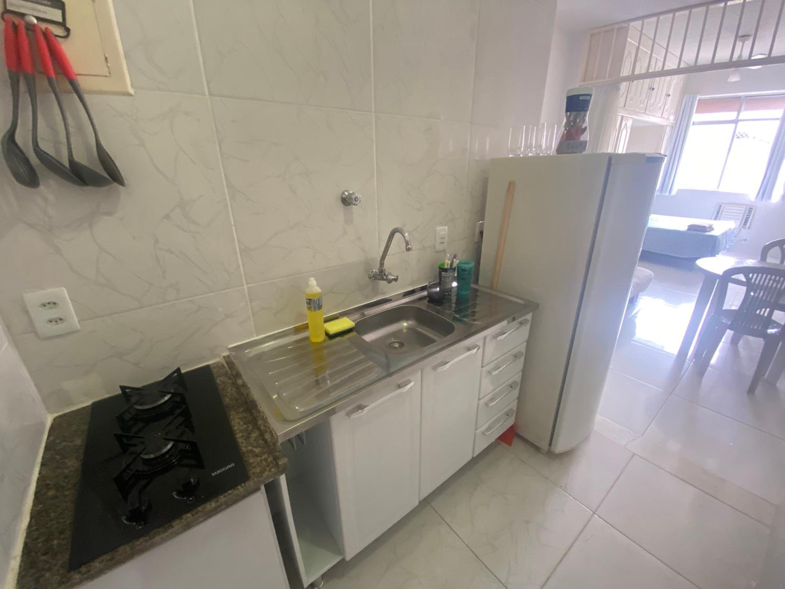 Studio completo na praia de Copacabana com ar, wifi, netflix, até 4 pessoas, FUNDOS CLARO E SILENCIOSO, pauloangerami PJ135