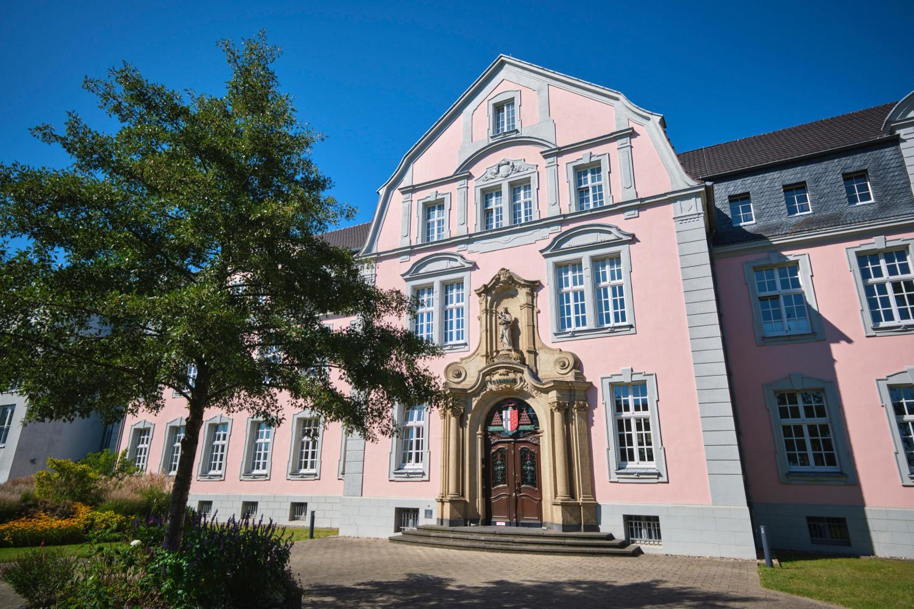Neuss Vacations - Historisches Deluxe Apartment im Marianum - Property Image 1
