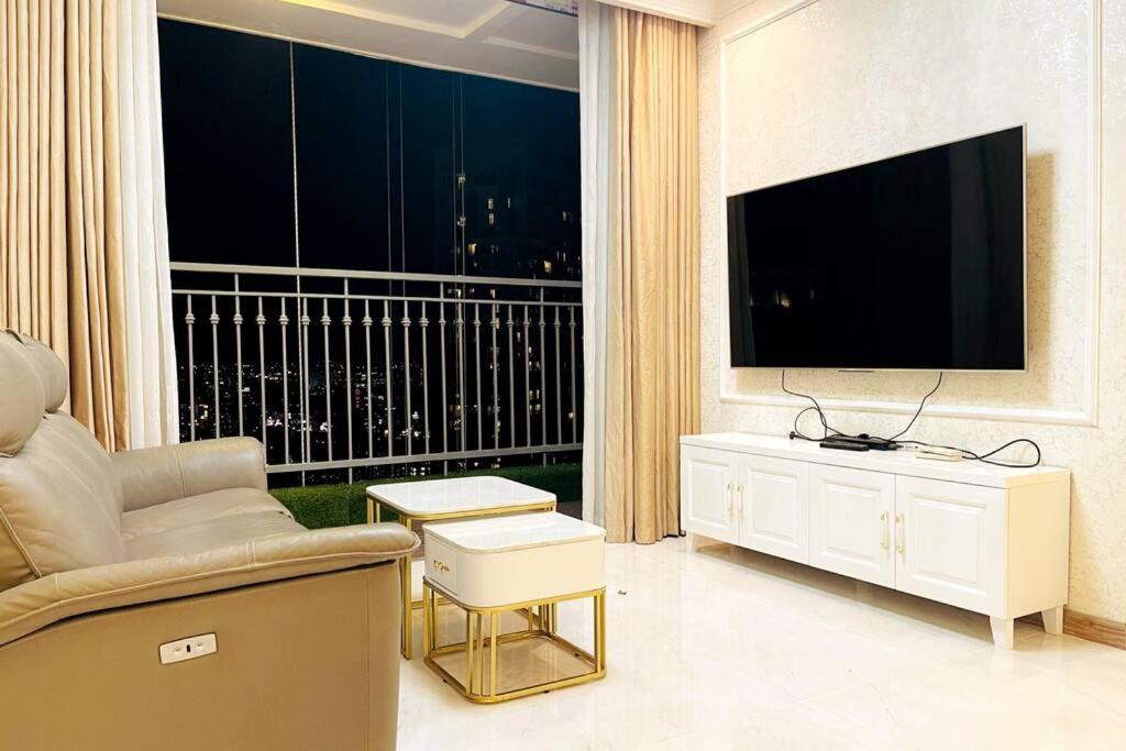 2BR Luxury SaiGon river view Landmark 81 CP Apartment