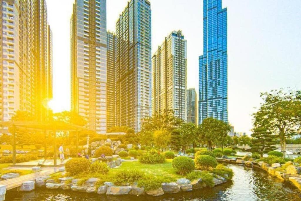 2BR Luxury SaiGon river view Landmark 81 CP Apartment