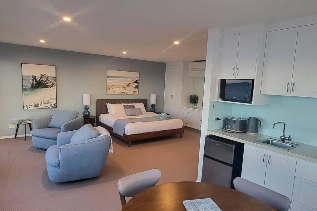 Heathcliff1 Luxury Couples Retreat with Stunning Coastal Views!