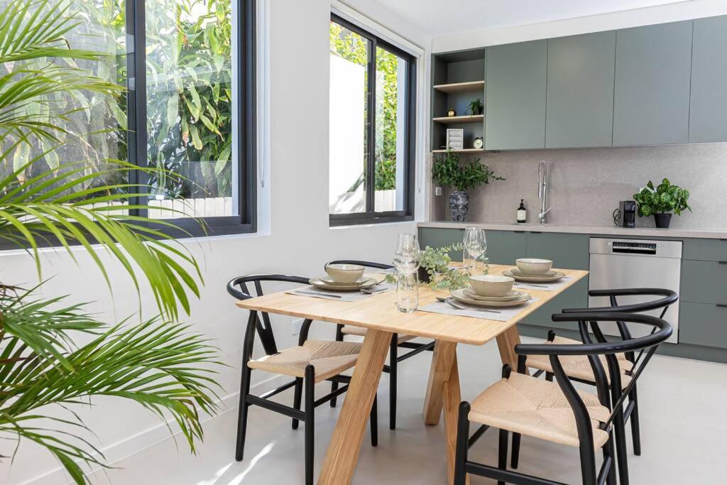 lBrand New beachside 2BR apt in prime Location