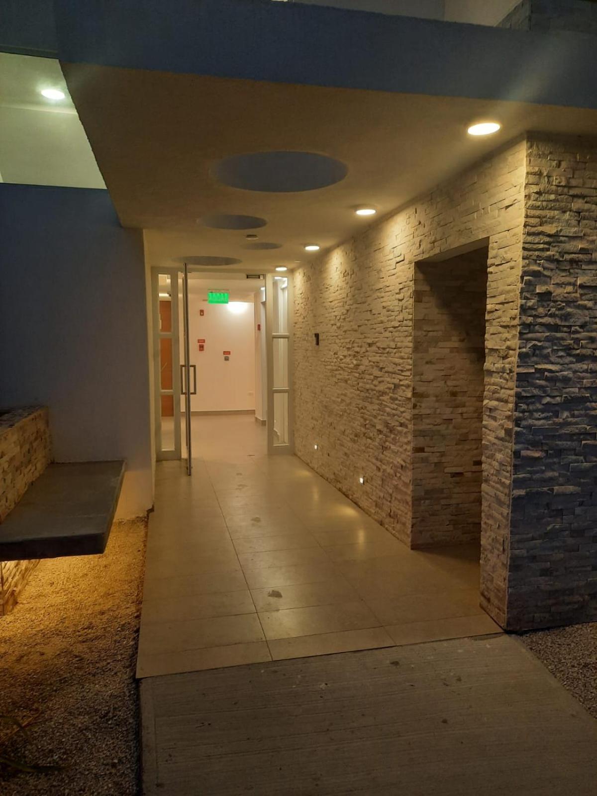 Acogedor Departamento Central con Piscina, Estacionamiento Privado y Más