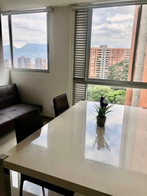Espectacular apartamento cerca al Lleras y El Tesoro
