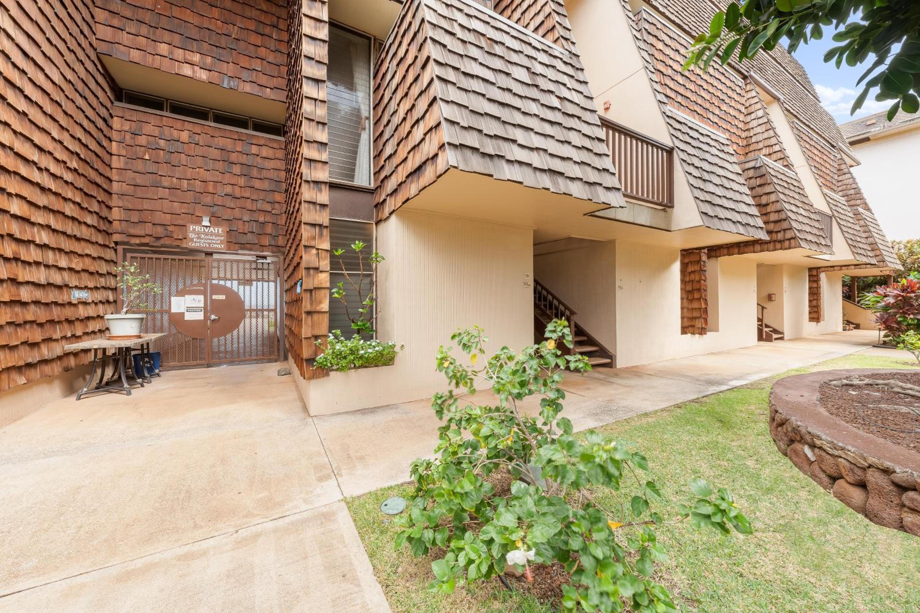 Kulakane 310 · KK 310 Updated BeachFront 2BD w AC Pool