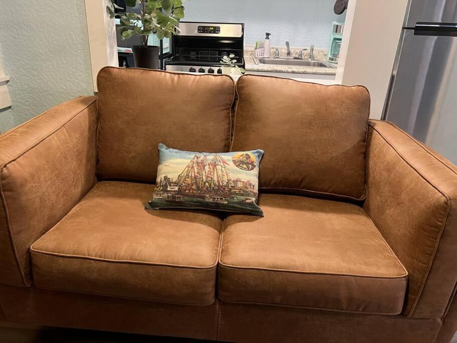 Luxury Suite by Tampa Convention Center & Hospital view 3