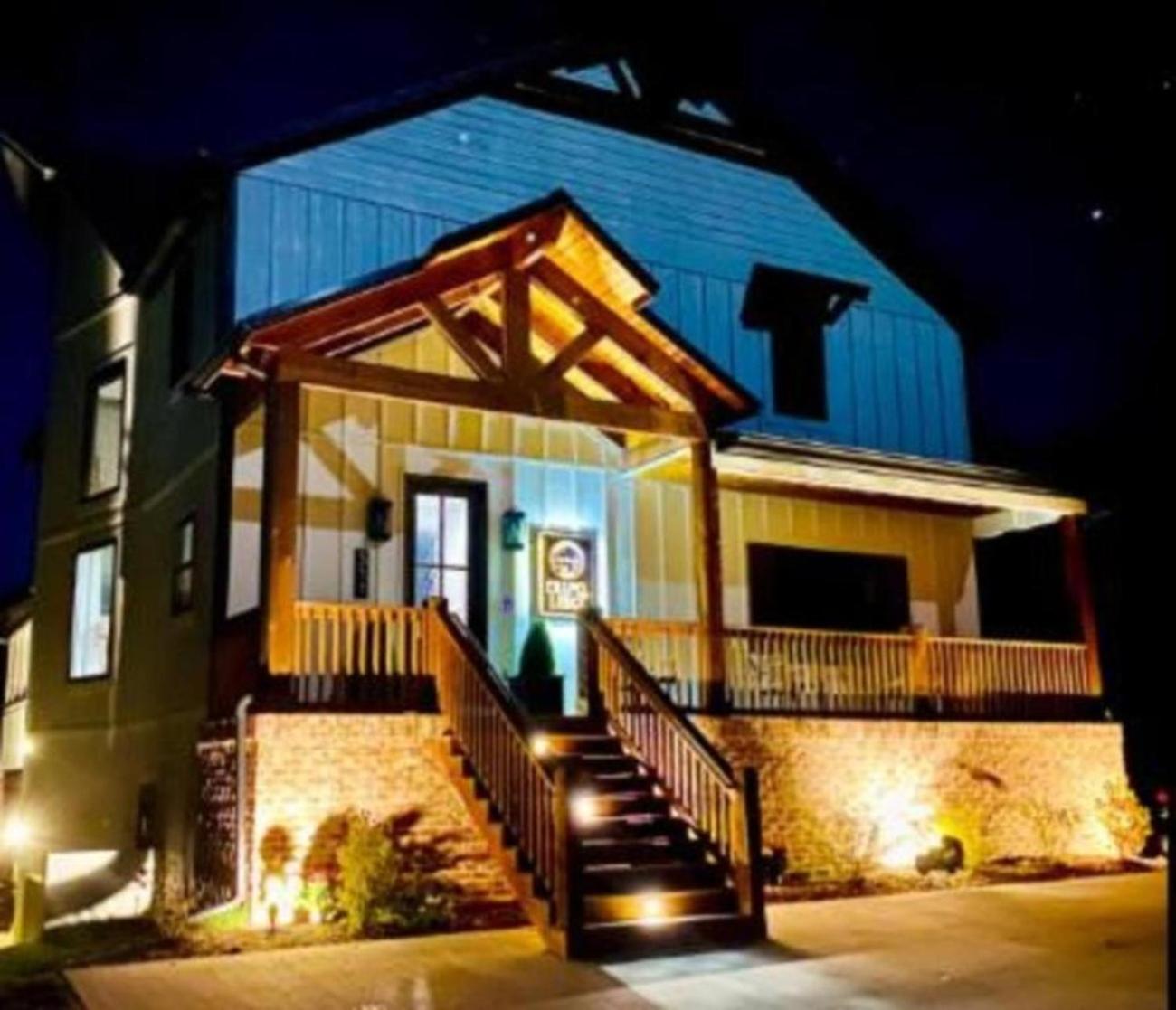 Hotel HOME for togetherness & Love! With HoT tub & FUN room - Image 1