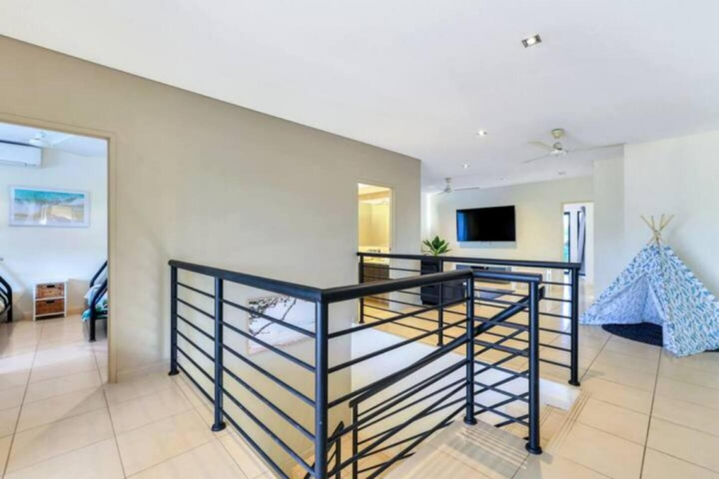 Beautiful Bayview - King Beds, Pool Water Frontage