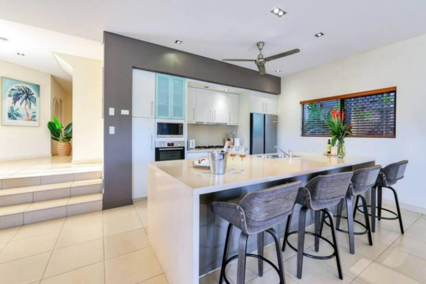 Beautiful Bayview - King Beds, Pool Water Frontage