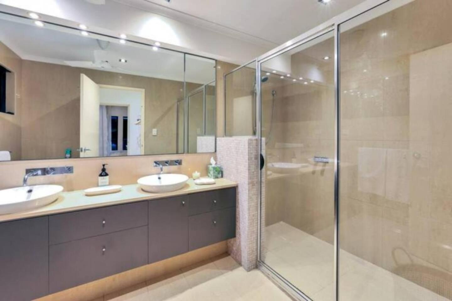 Beautiful Bayview - King Beds, Pool Water Frontage