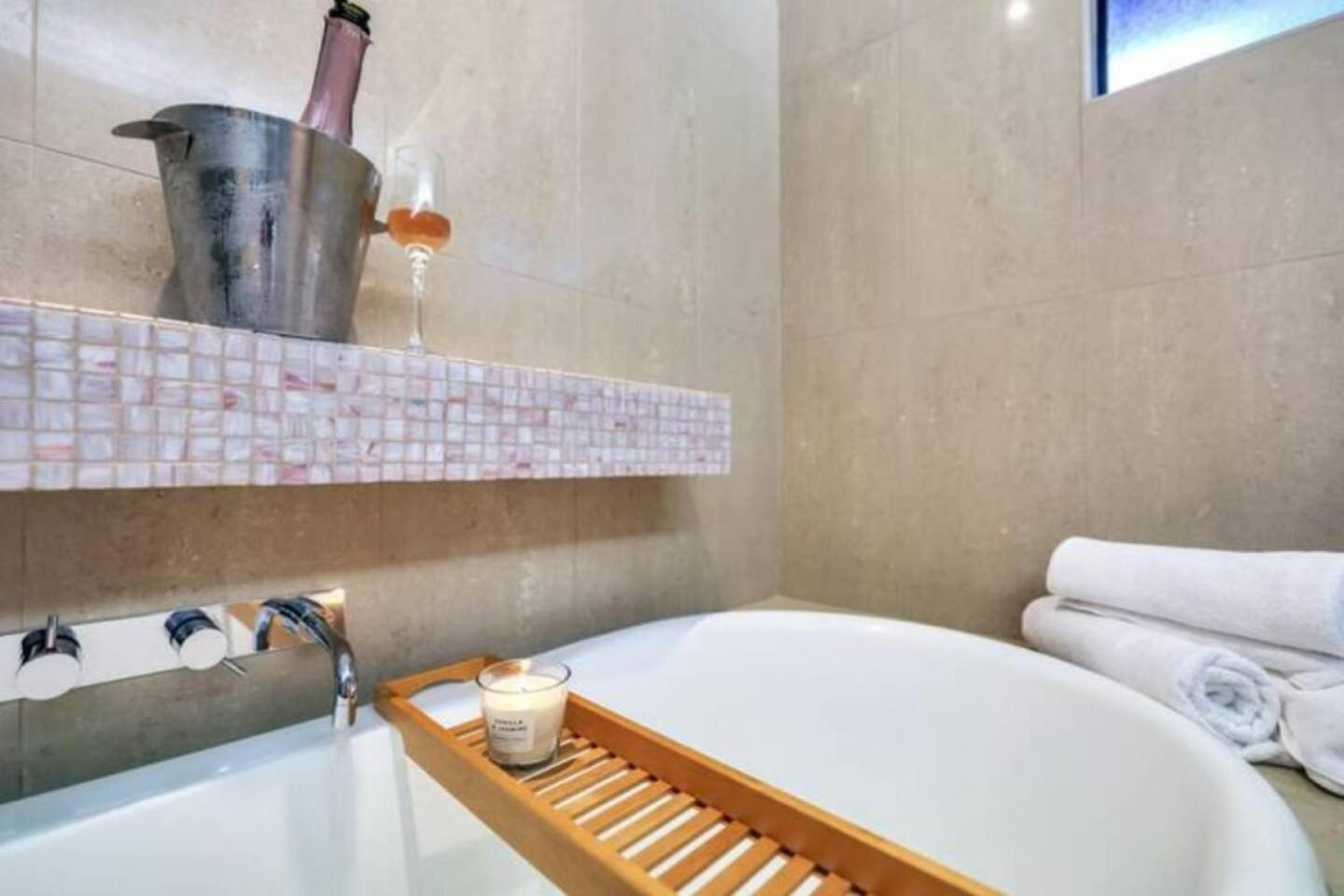 Beautiful Bayview - King Beds, Pool Water Frontage