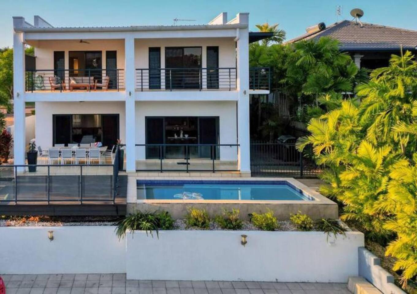 Beautiful Bayview - King Beds, Pool Water Frontage