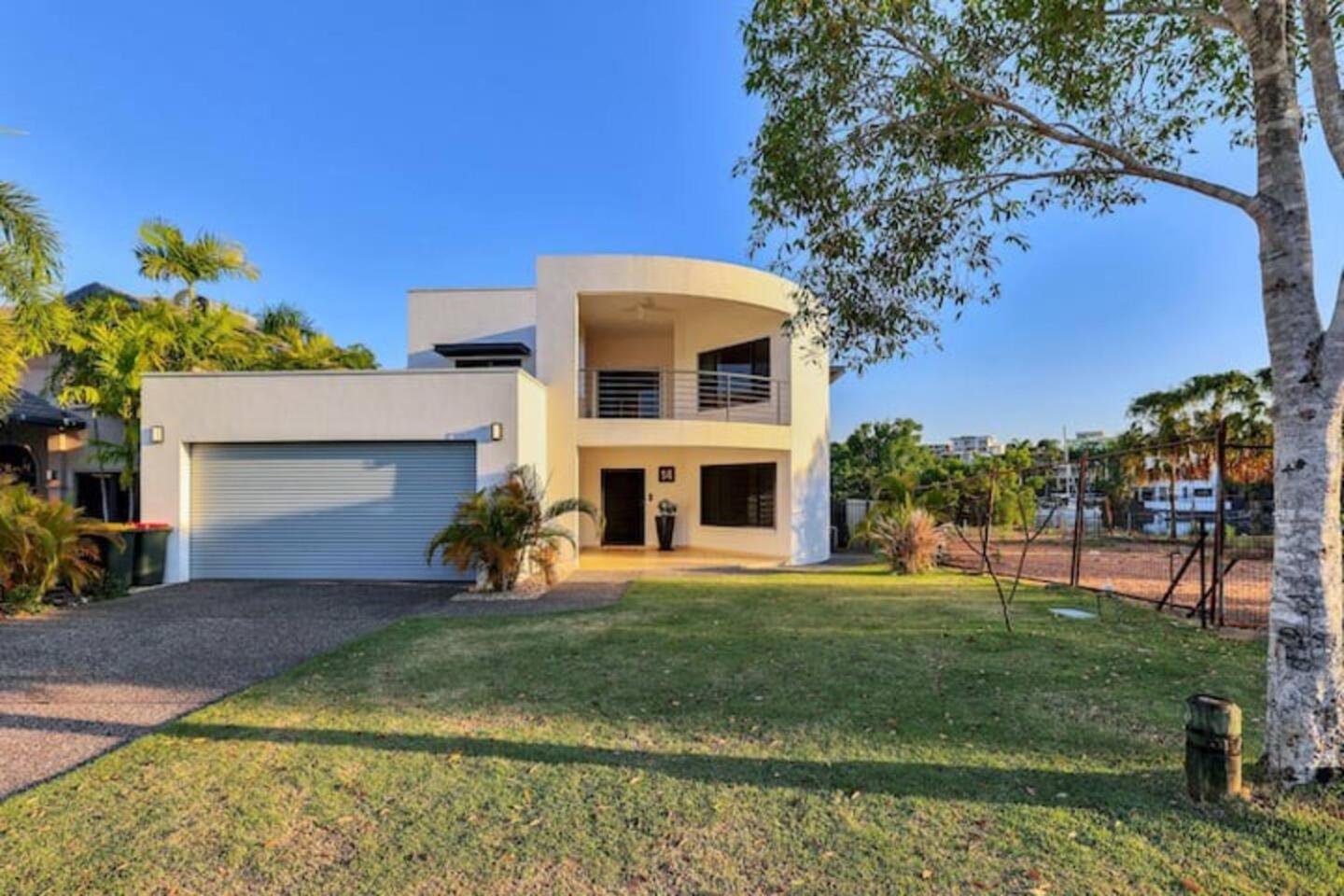 Beautiful Bayview - King Beds, Pool Water Frontage