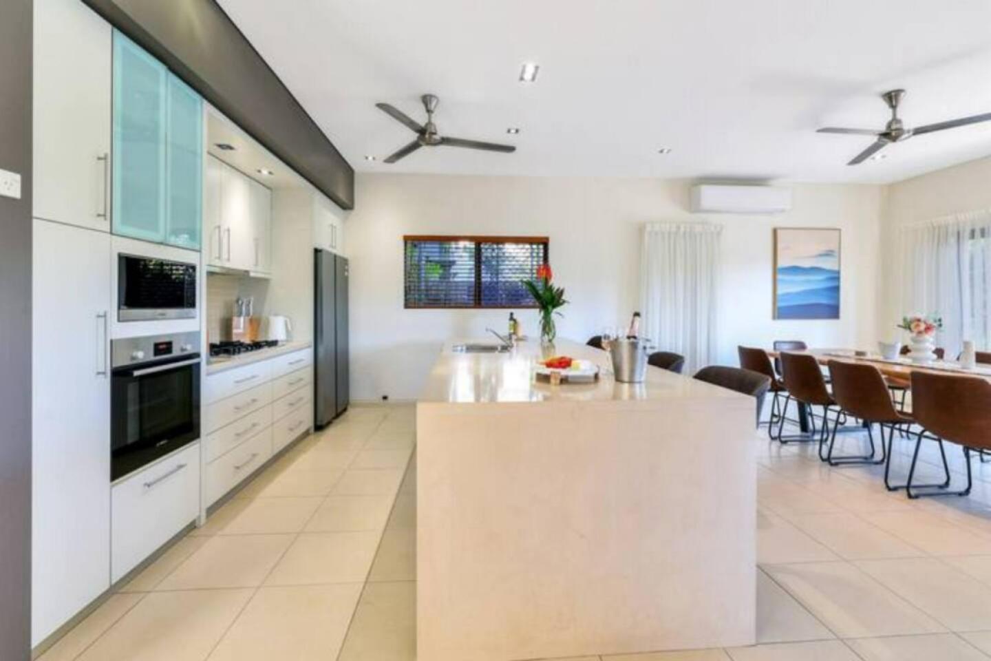 Beautiful Bayview - King Beds, Pool Water Frontage