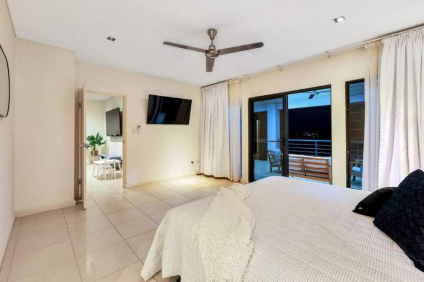 Beautiful Bayview - King Beds, Pool Water Frontage