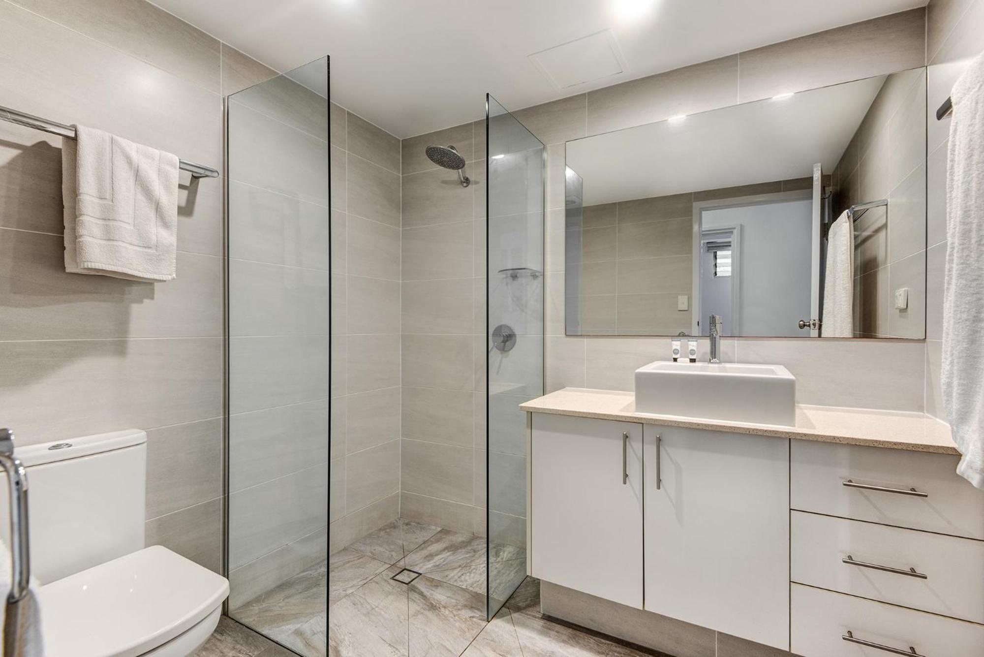 POINCIANA 101 HAMILTON ISLAND CENTRALLY LOCATED 3 BEDROOM, plus BUGGY!!