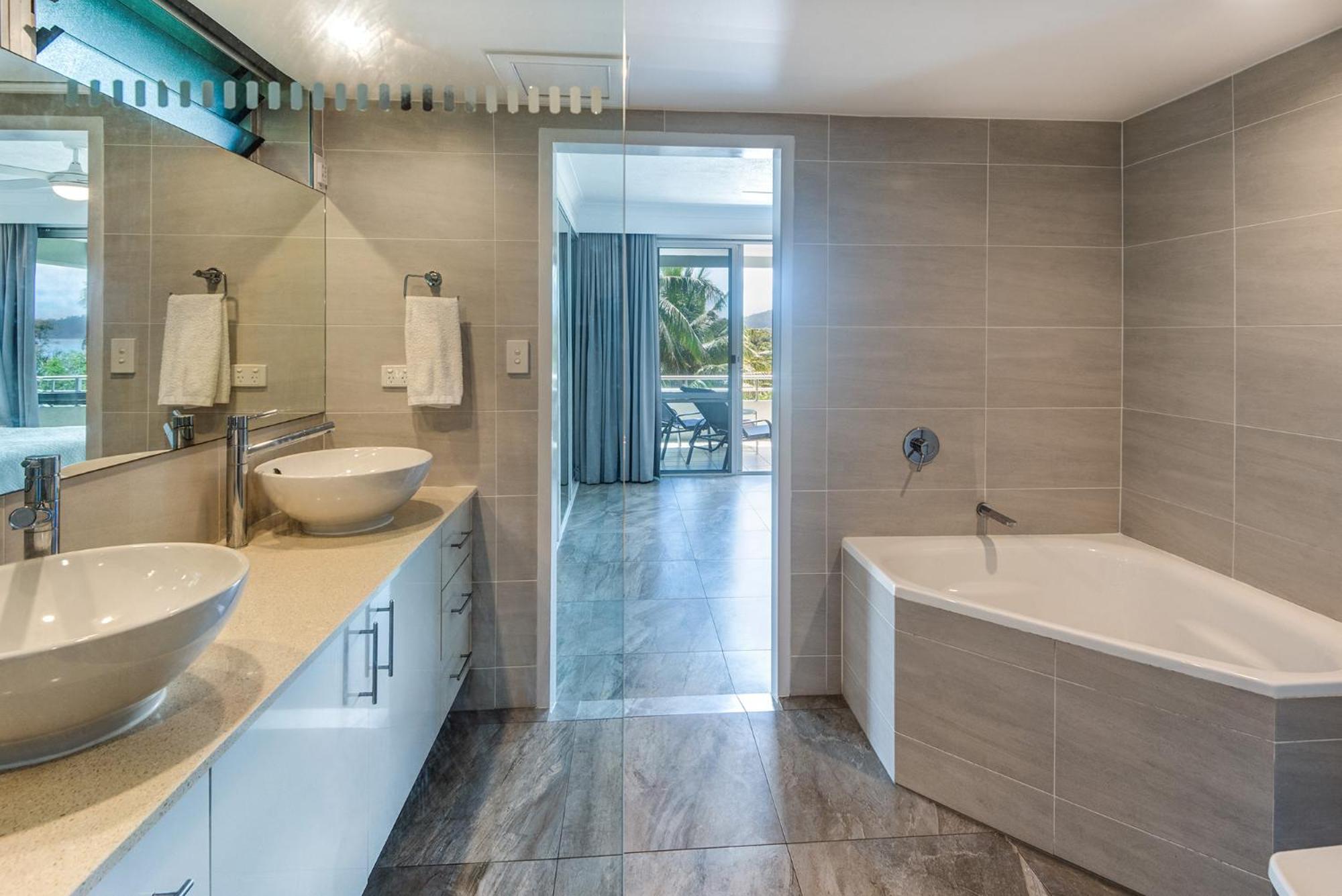POINCIANA 101 HAMILTON ISLAND CENTRALLY LOCATED 3 BEDROOM, plus BUGGY!!