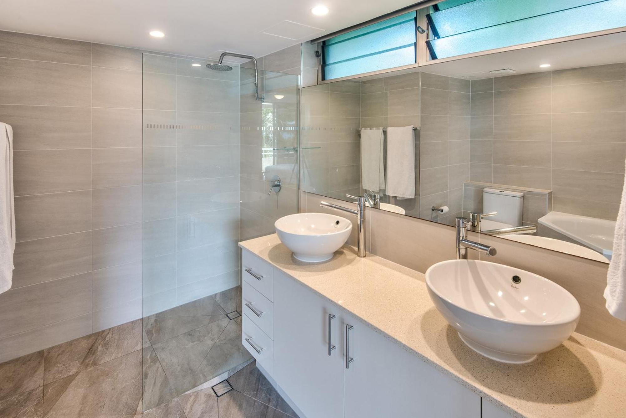 POINCIANA 101 HAMILTON ISLAND CENTRALLY LOCATED 3 BEDROOM, plus BUGGY!!