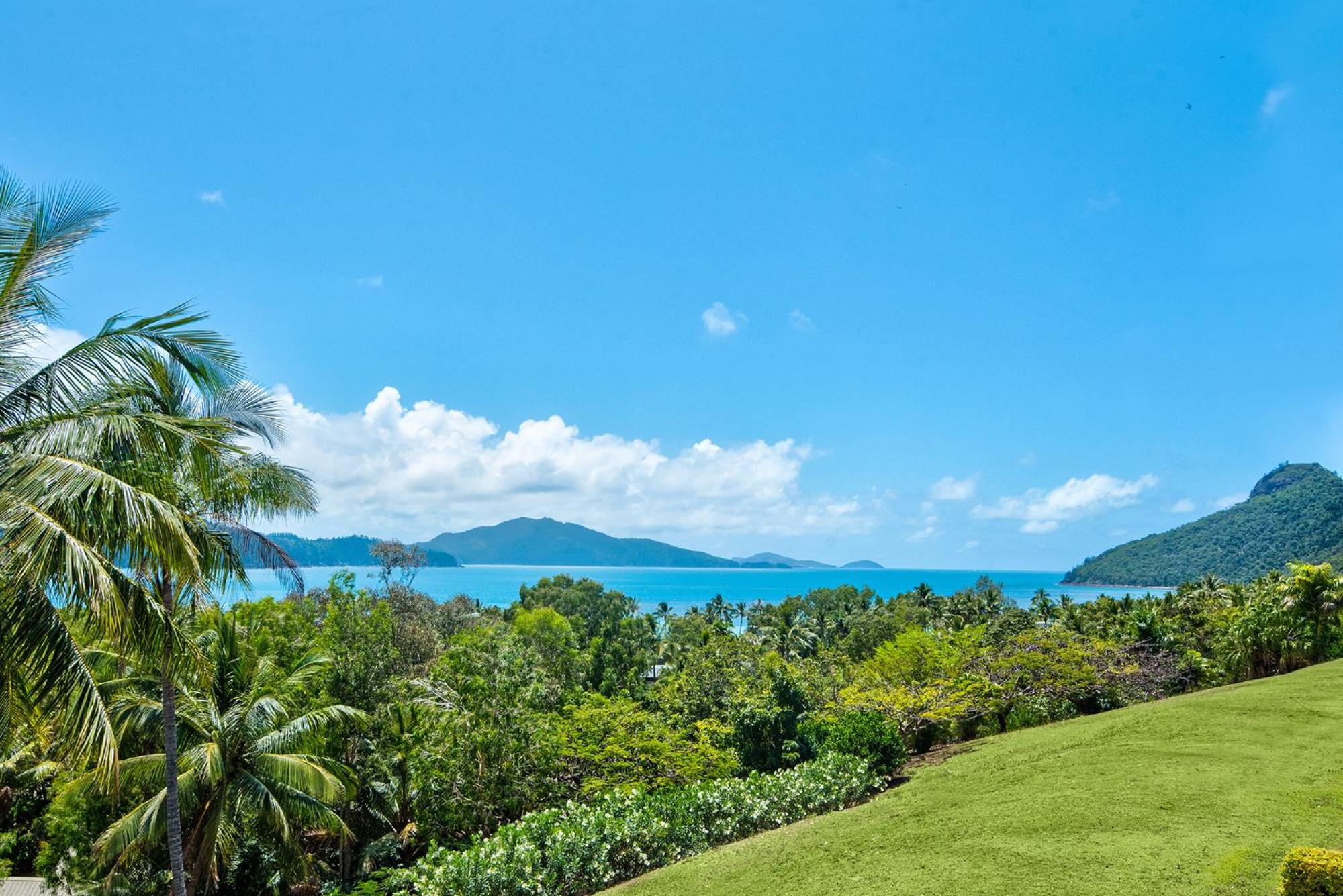 POINCIANA 101 HAMILTON ISLAND CENTRALLY LOCATED 3 BEDROOM, plus BUGGY!!