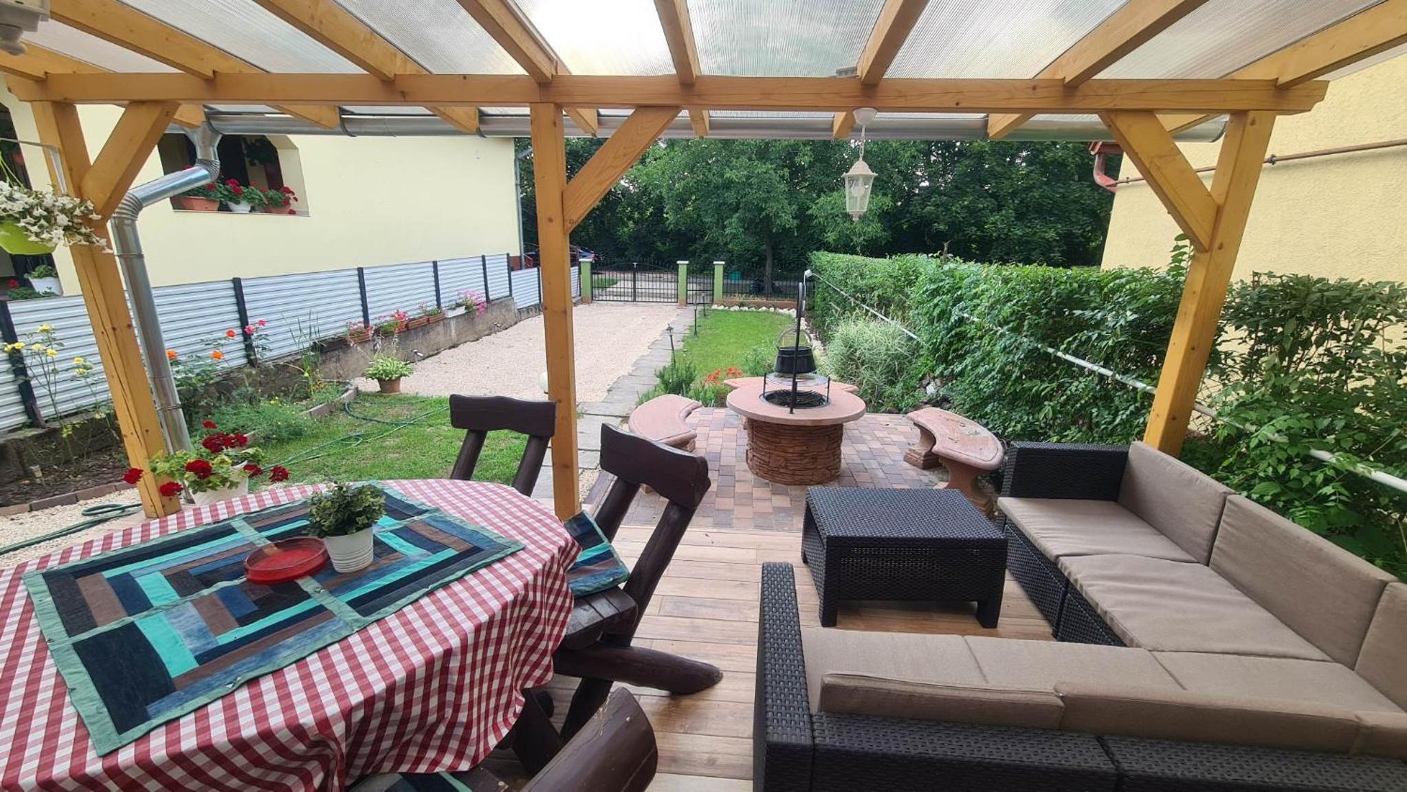FIÓNA KUNYHÓJA APARTMANHÁZ