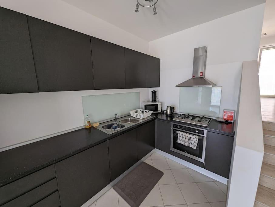 Large Townhouse close to Beach
