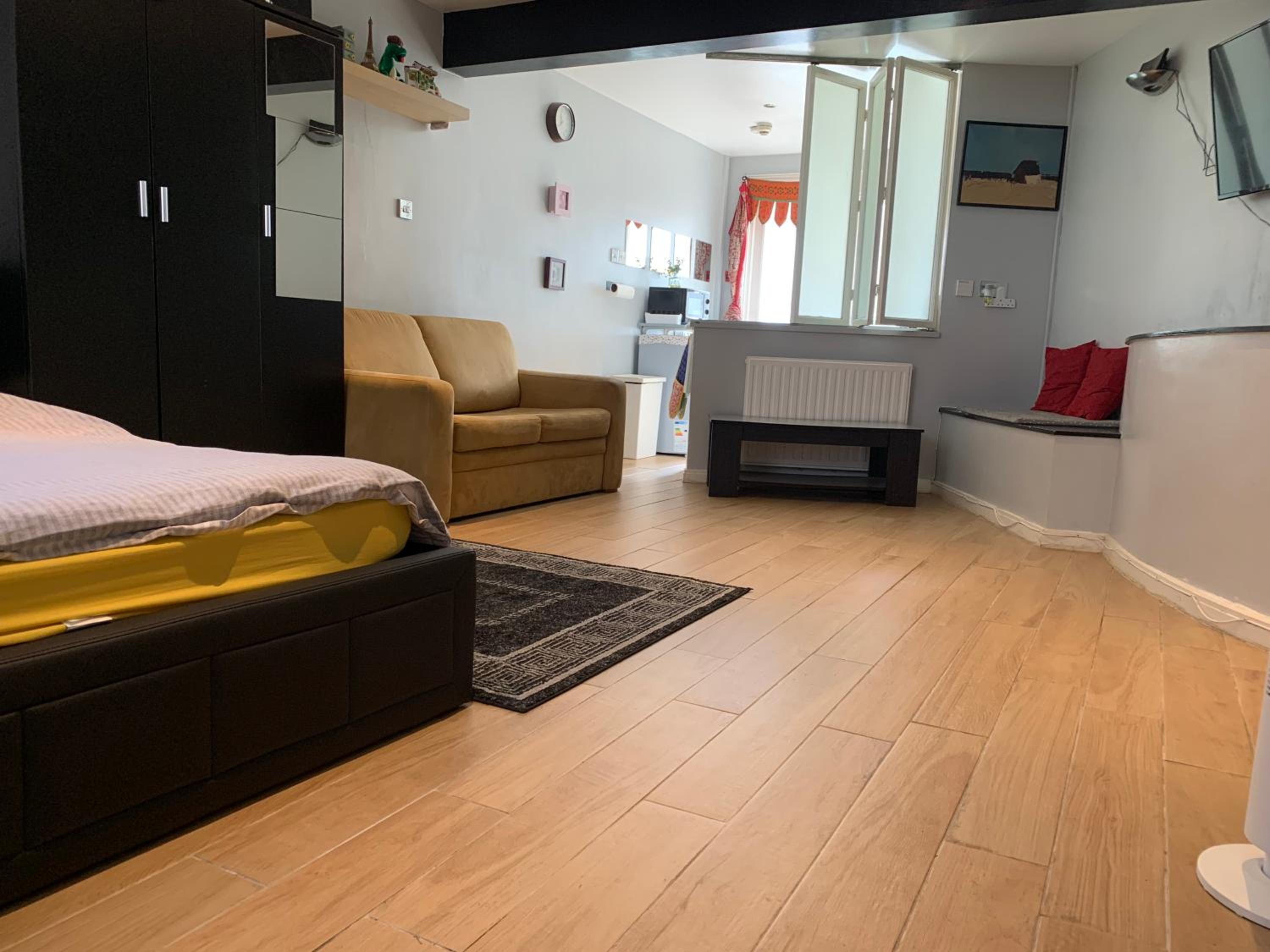 Studio Apartment - Entire Lower Ground Floor - Only 7 Mins Walk Kings Cross St Pancras Station