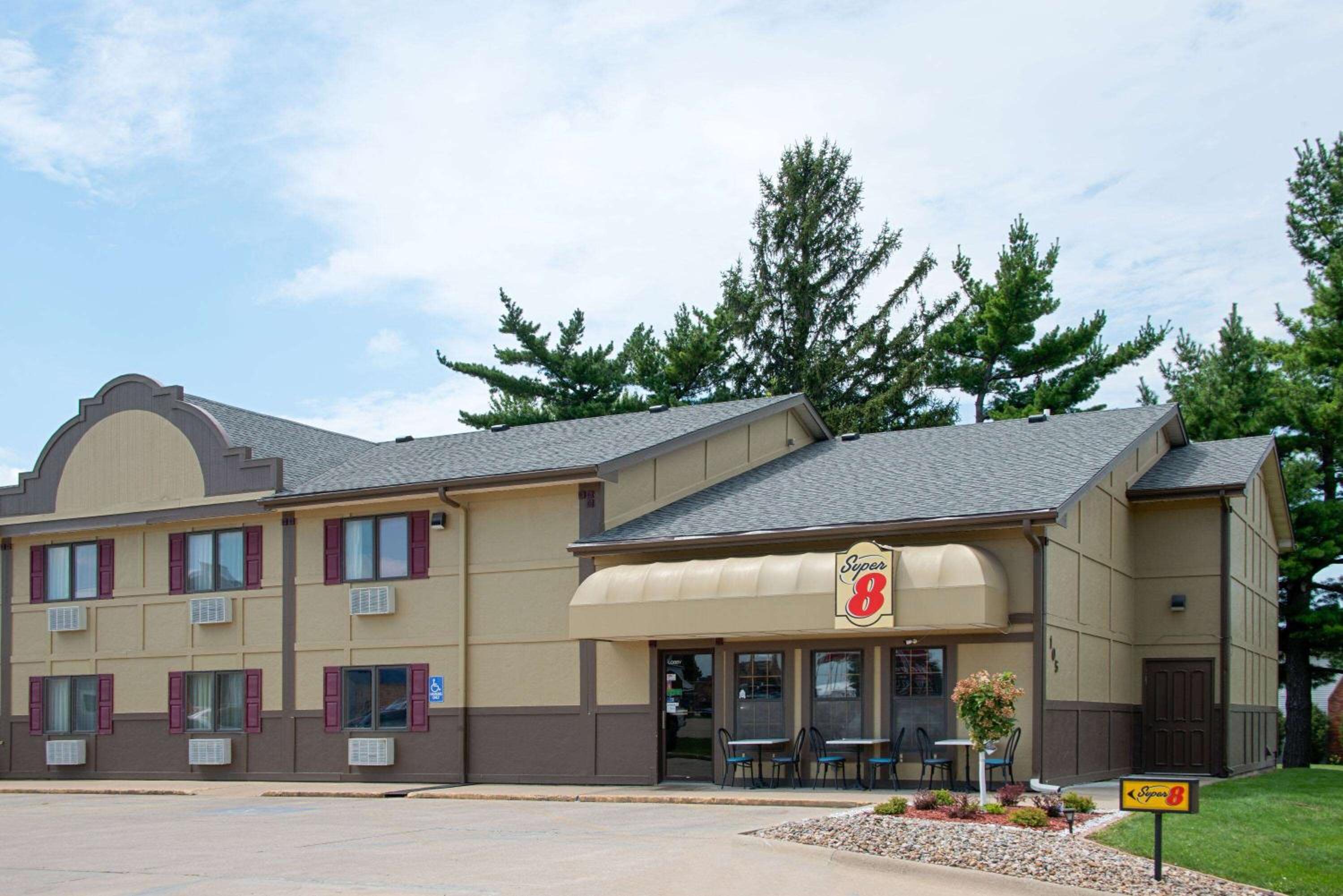 Super 8 by Wyndham Pella view 2