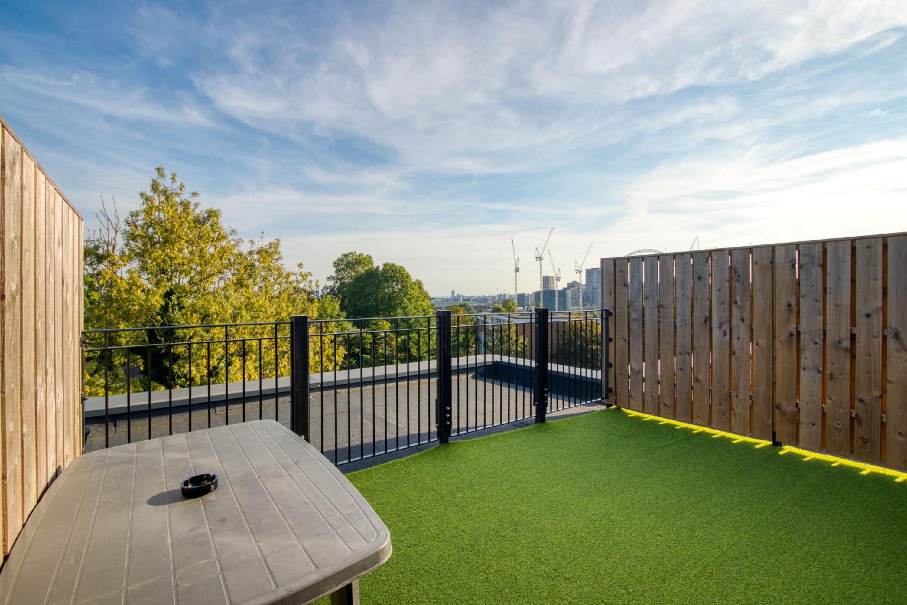 Modern Penthouse in Wembley