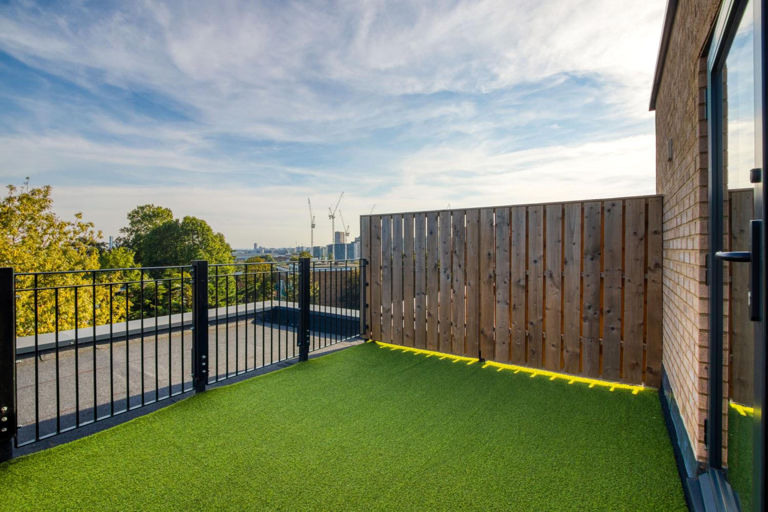 Modern Penthouse in Wembley