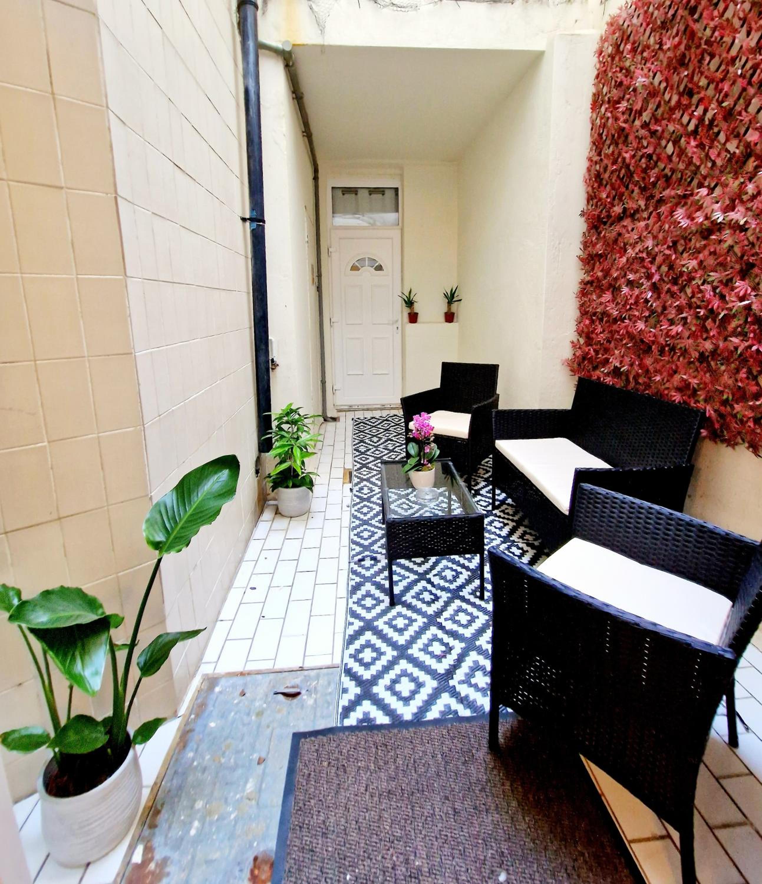 Modern Hyde Park Home with Private Entrance & Private Back Patio near Bayswater & Paddington Stations
