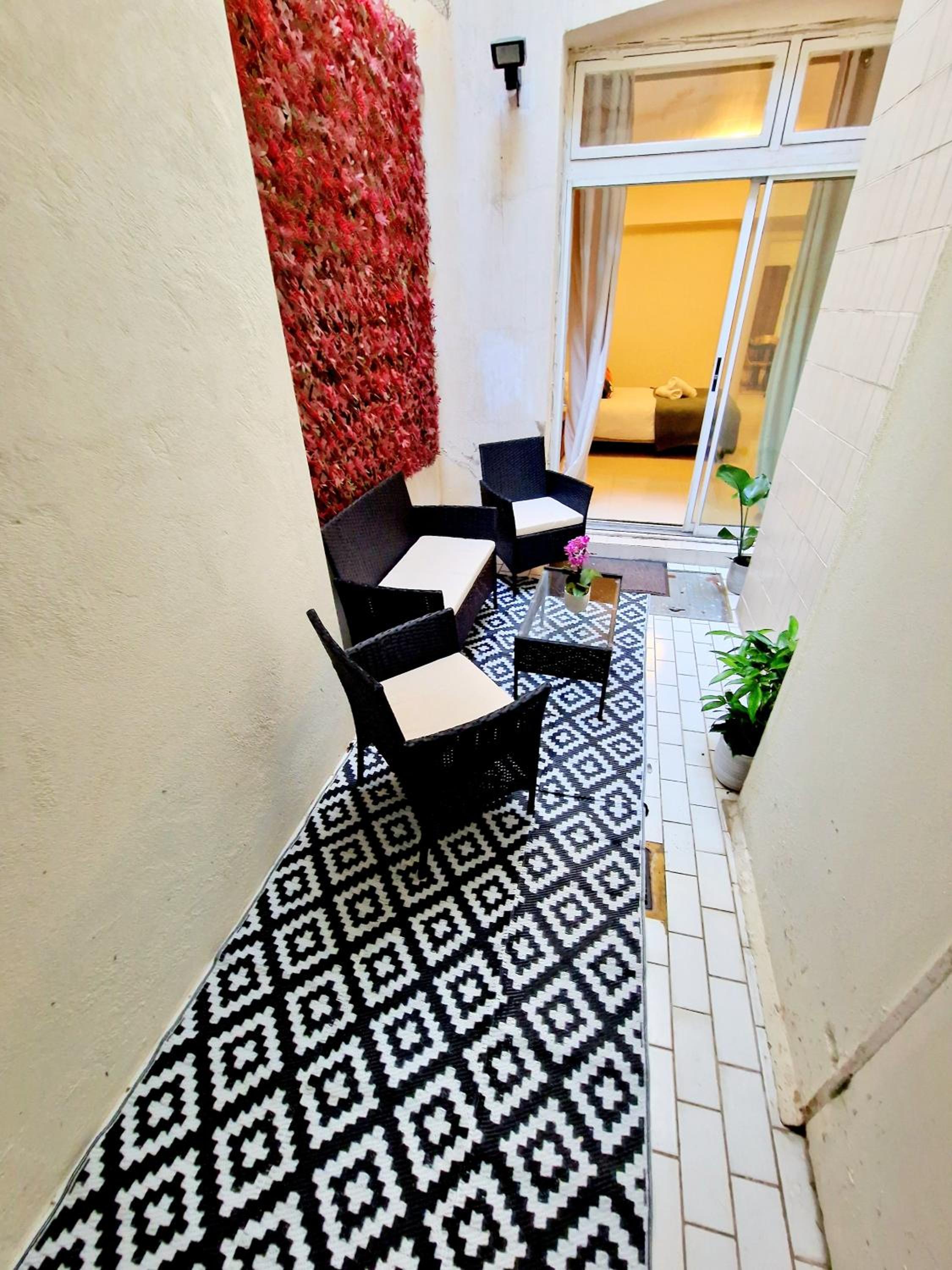Modern Hyde Park Home with Private Entrance & Private Back Patio near Bayswater & Paddington Stations
