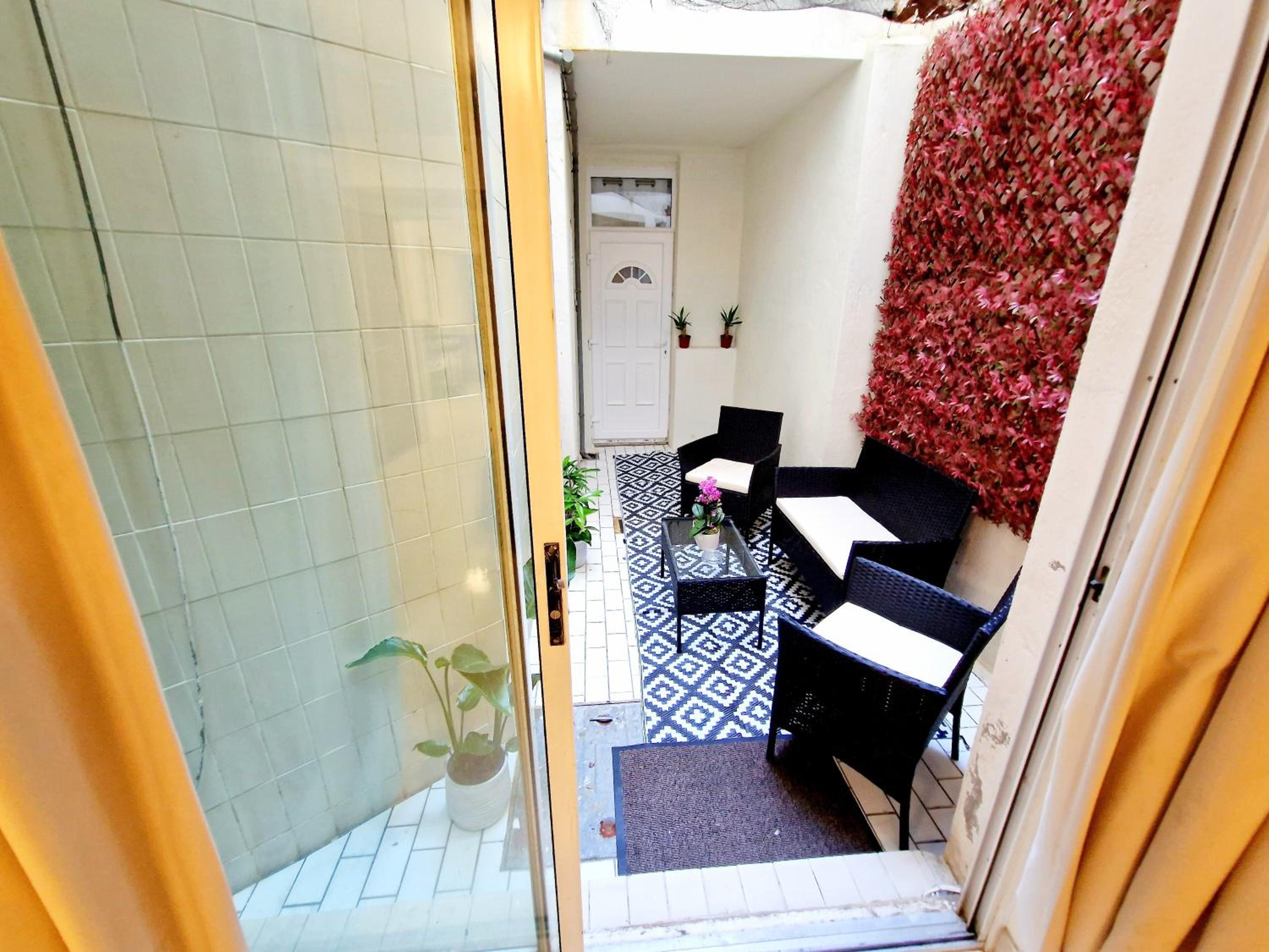 Modern Hyde Park Home with Private Entrance & Private Back Patio near Bayswater & Paddington Stations