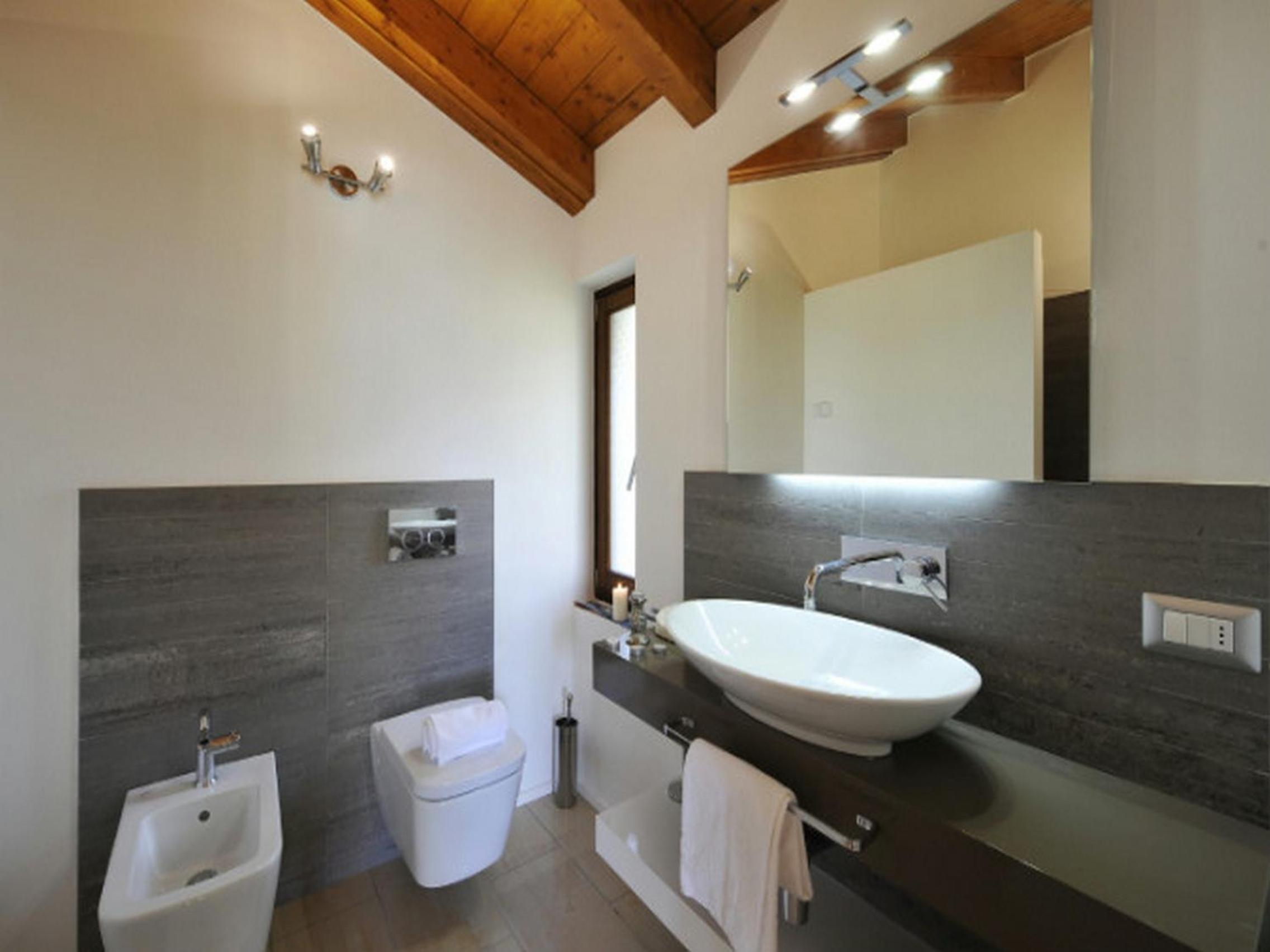 Villa Lumbini en Plesio — bathroom