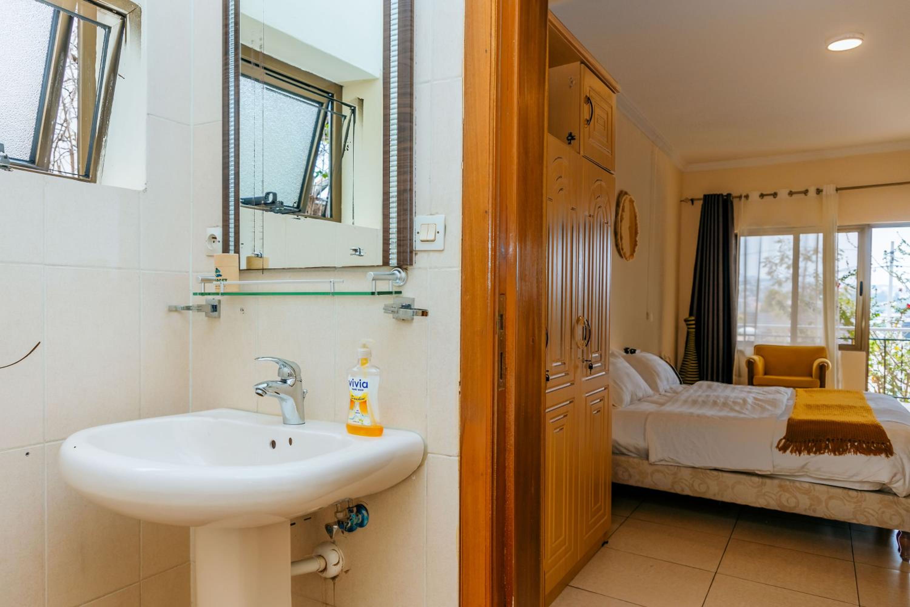 3-Bed Home Sleeps 6 with Free Parking
