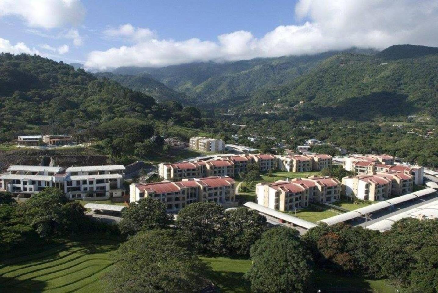 CR MARIPOSA RENTALS Comfortable penthouse, AC, pool, gym, tennis