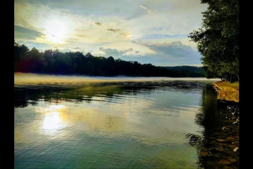 Hotel Perfect Lake Retreat - Image 1