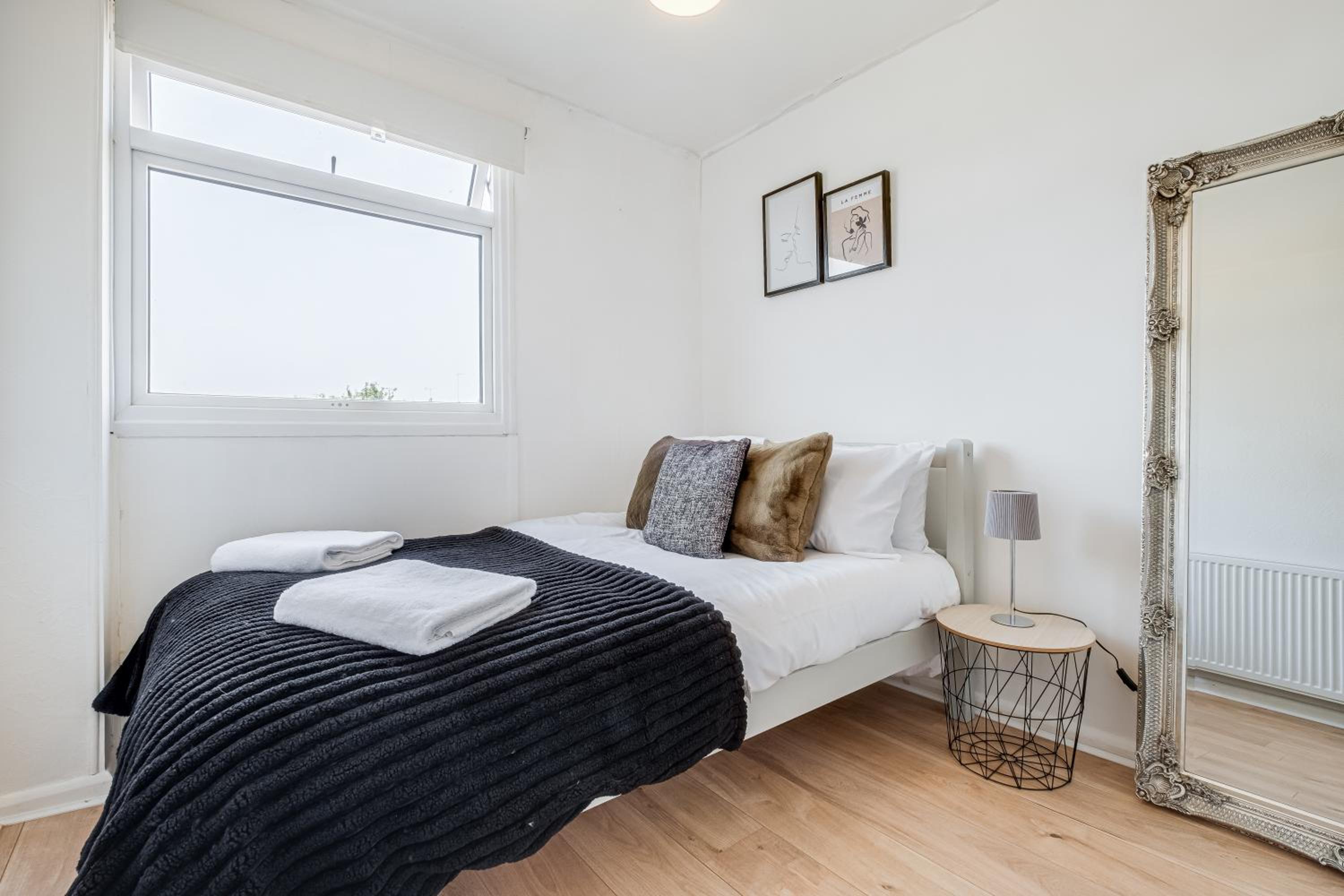 Stunning and Spacious Home by Our Home Short Stays with Free Parking and Ideal for families and contractors view 4