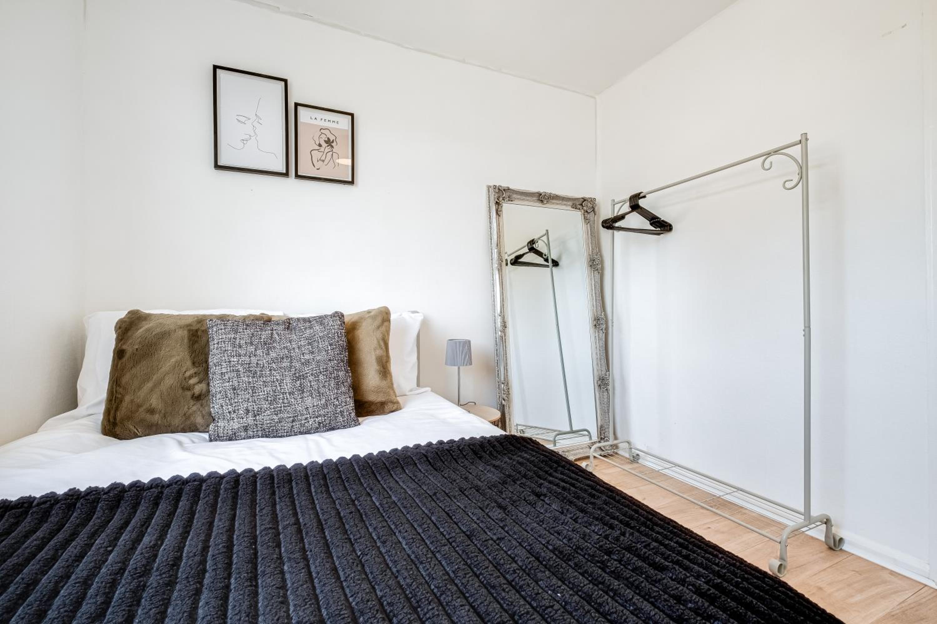 Stunning and Spacious Home by Our Home Short Stays with Free Parking and Ideal for families and contractors view 3