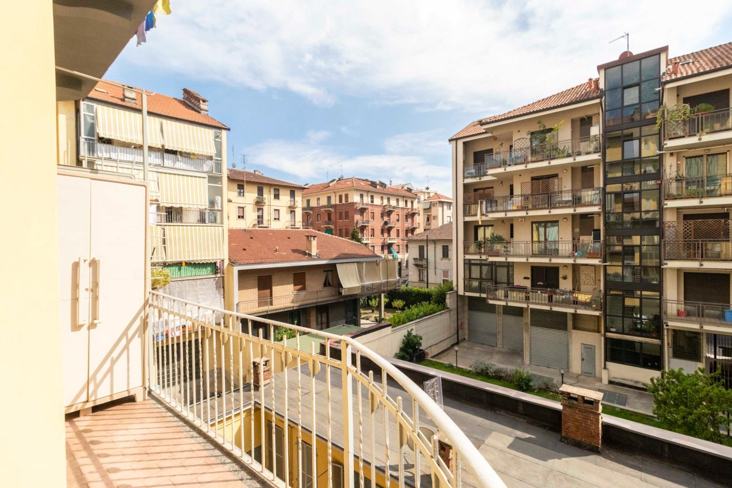 GuestHost - Apt x4 1km from Don Bosco Bus Station! view 2
