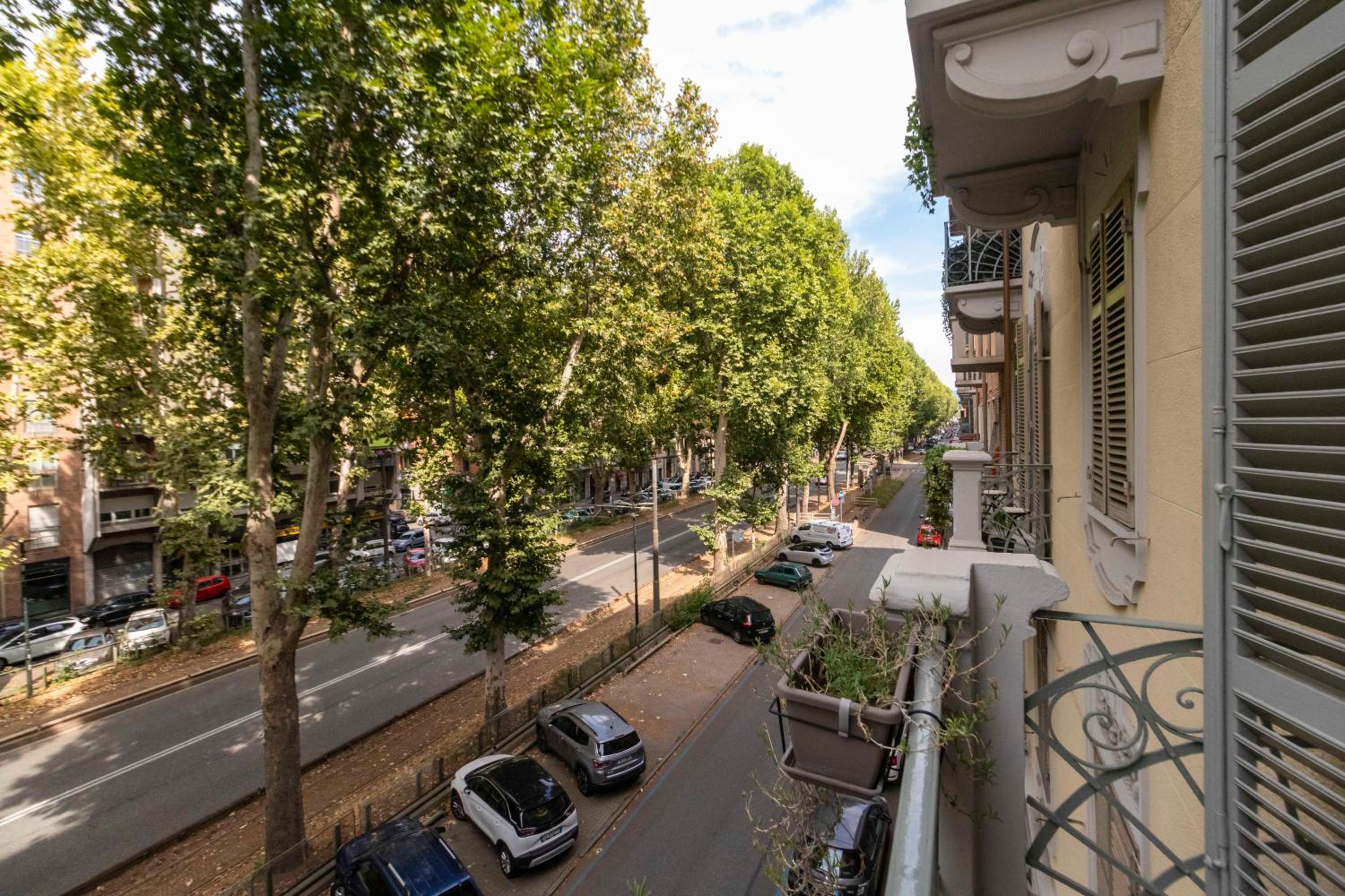 GuestHost - Apt x4 1km from Don Bosco Bus Station! view 5
