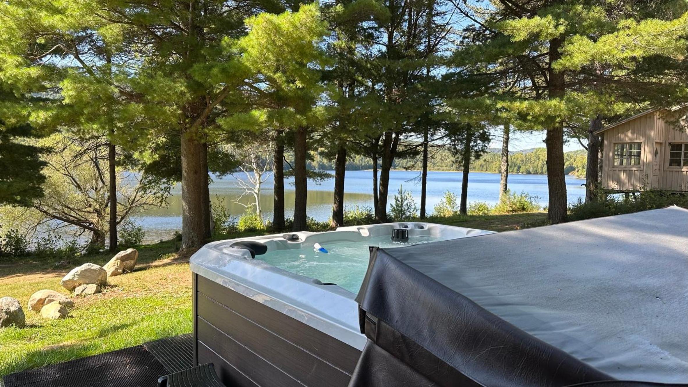 Chalet le Huard directement au bord du lac view 5