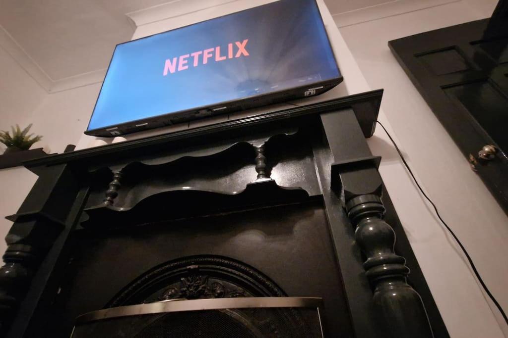 Spacious House with 4-Room Sleeps 8 Ideal for Contractors & Groups ,Family - Smart TV - Netflix - Parking - Birmingham 20min M6 J9, photo 30