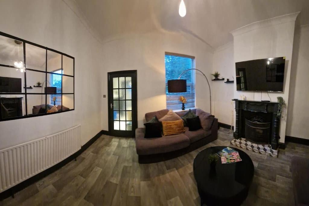 Spacious House with 4-Room Sleeps 8 Ideal for Contractors & Groups ,Family - Smart TV - Netflix - Parking - Birmingham 20min M6 J9, photo 2