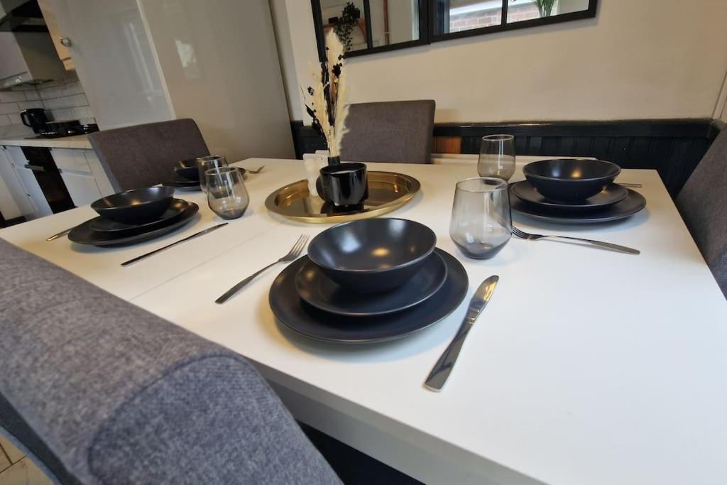 Spacious House with 4-Room Sleeps 8 Ideal for Contractors & Groups ,Family - Smart TV - Netflix - Parking - Birmingham 20min M6 J9, photo 16