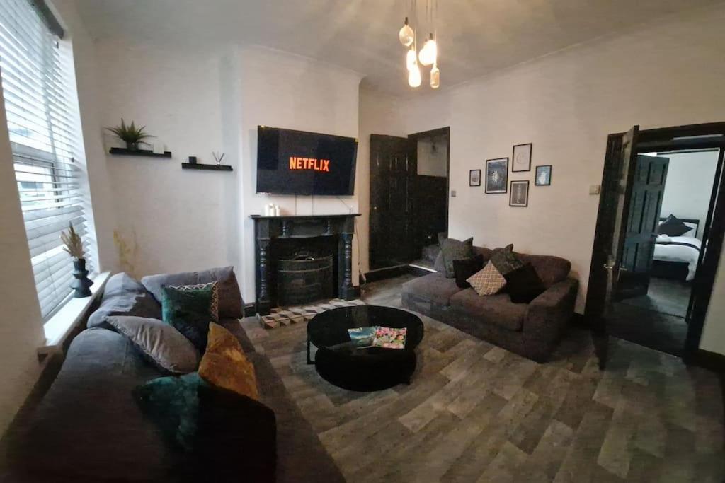 Spacious House with 4-Room Sleeps 8 Ideal for Contractors & Groups ,Family - Smart TV - Netflix - Parking - Birmingham 20min M6 J9, photo 4
