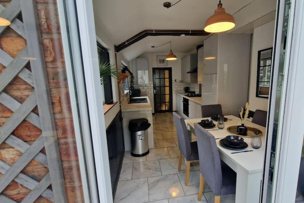 Spacious House with 4-Room Sleeps 8 Ideal for Contractors & Groups ,Family - Smart TV - Netflix - Parking - Birmingham 20min M6 J9, photo 21